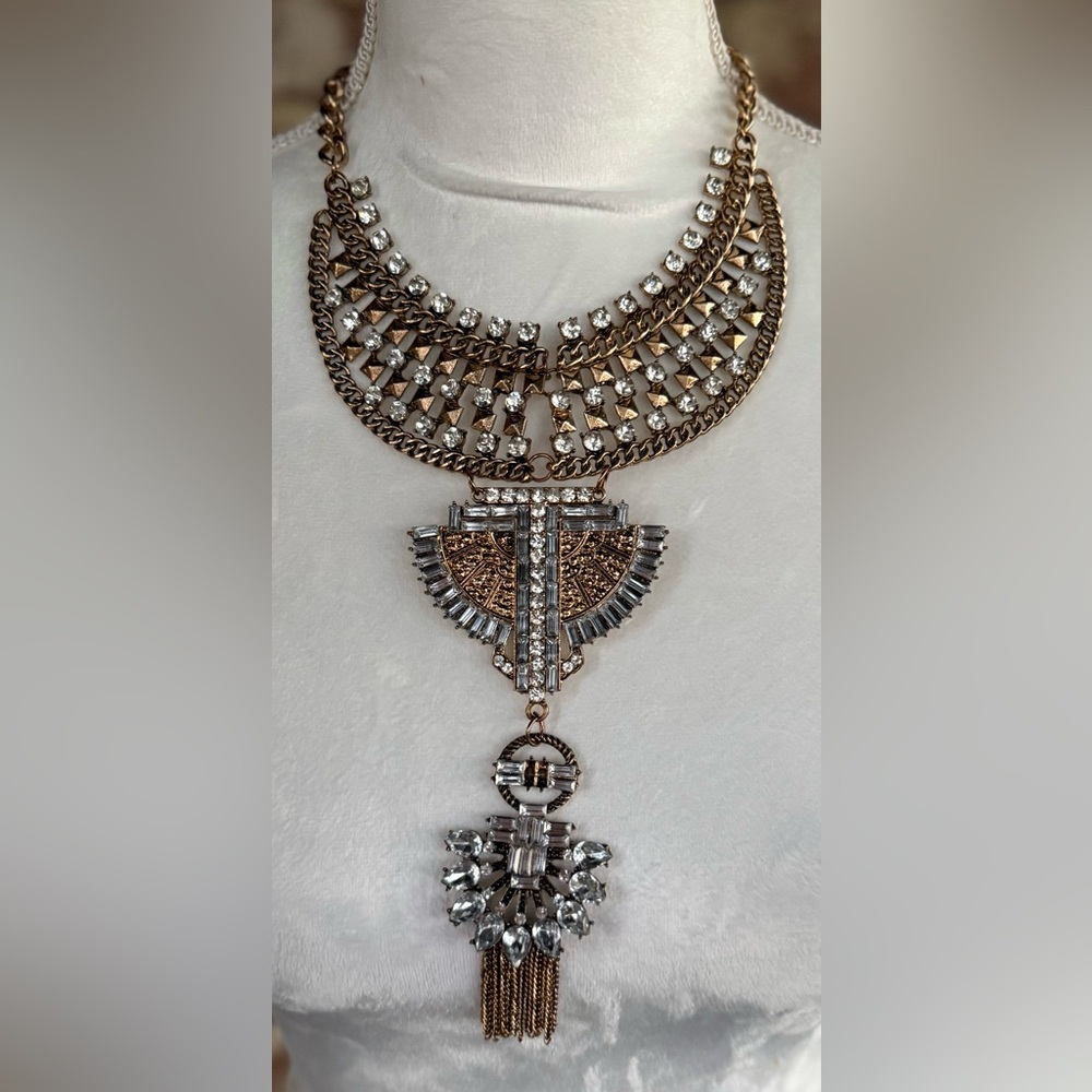 🦋 Elegant Gold tone Statement Necklace